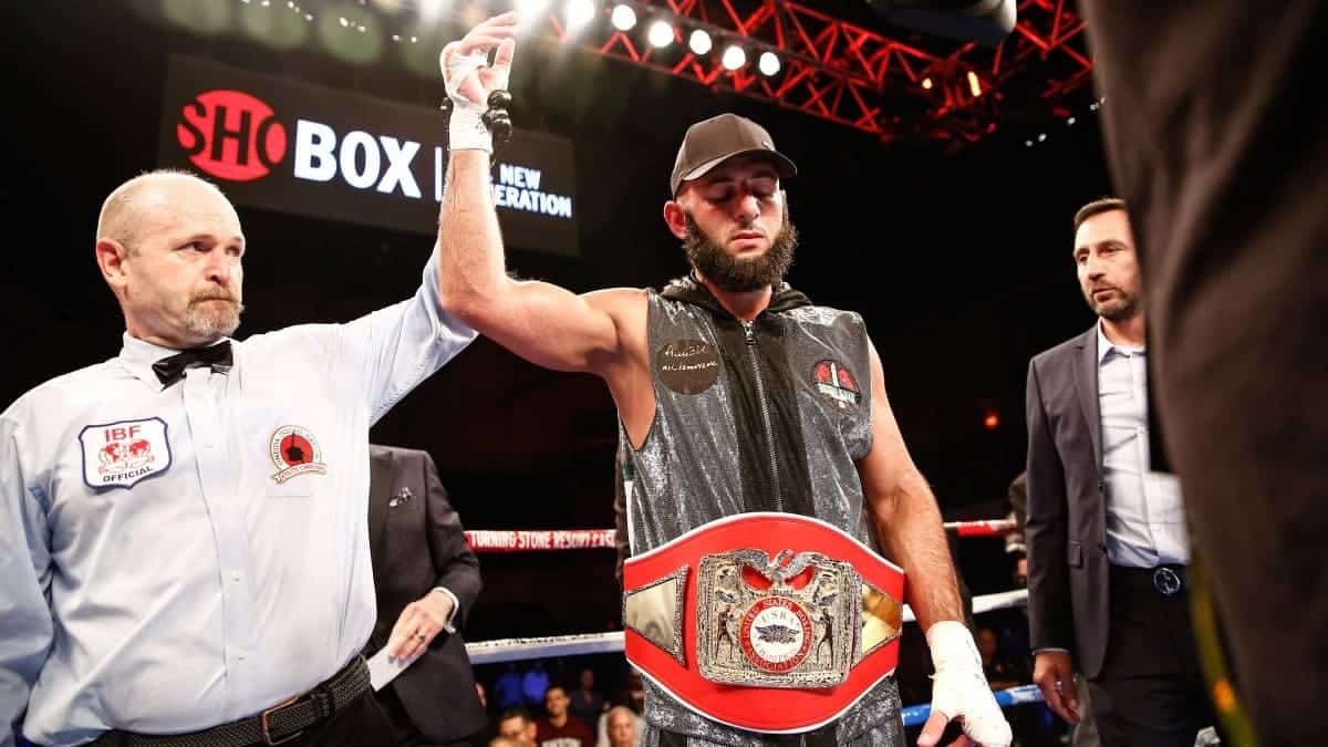 Ali Izmailov marque une décision en dix rounds contre Charles Foster