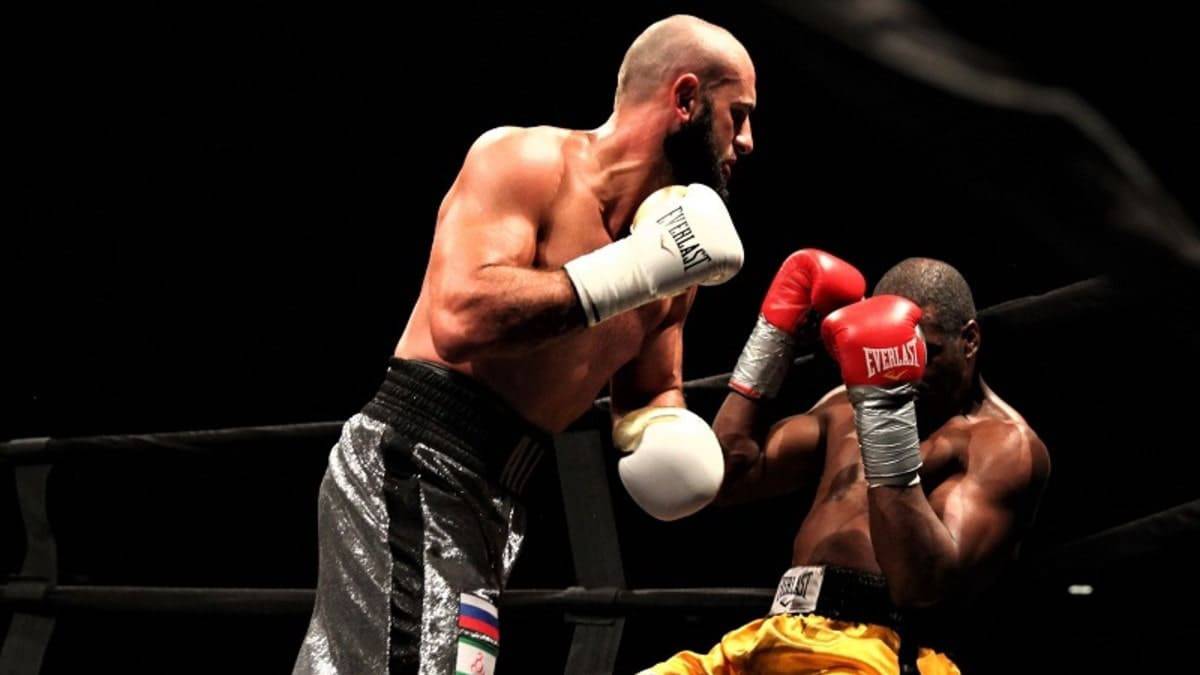 Ali Izmailov regarde Bivol et Beterbiev avant le choc de ShoBox