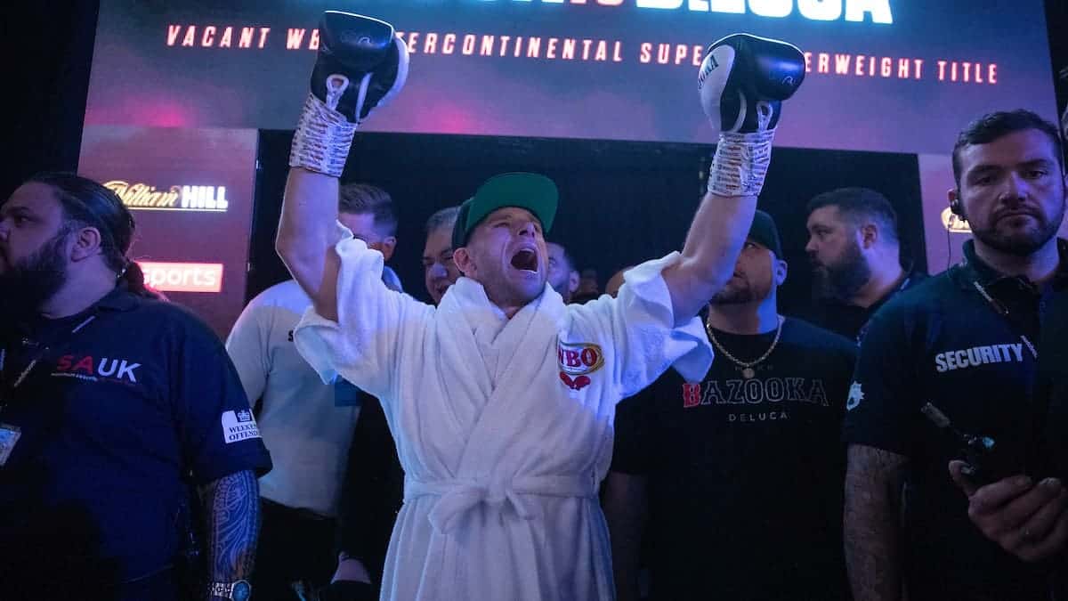 Don King signe Mark DeLuca, poids moyen