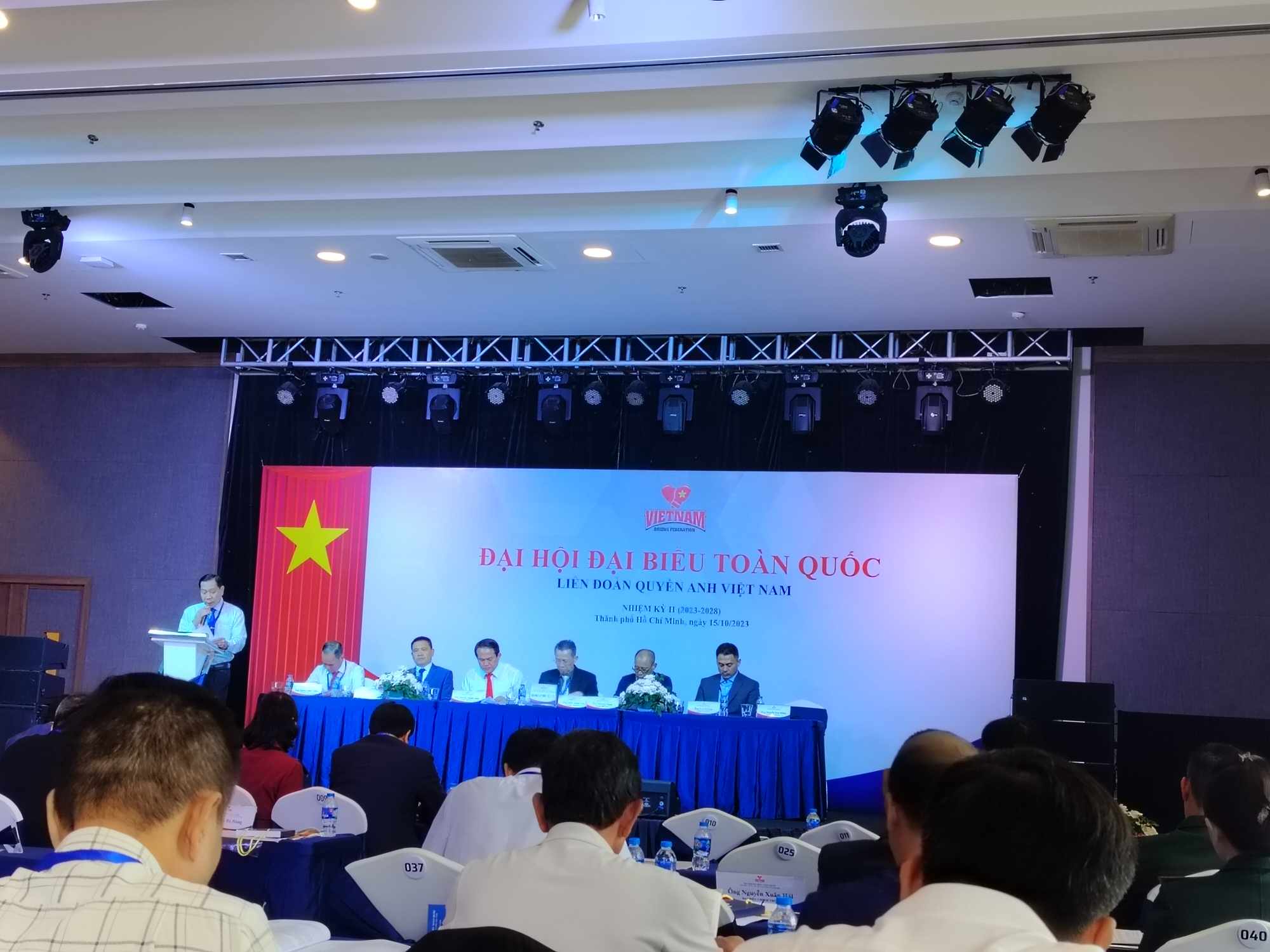 Le président de l'ASBC, M. Pichai Chunhavajira, et la direction de l'ASBC félicitent le président réélu de la boxe vietnamienne, M. Luu Tu Bao.