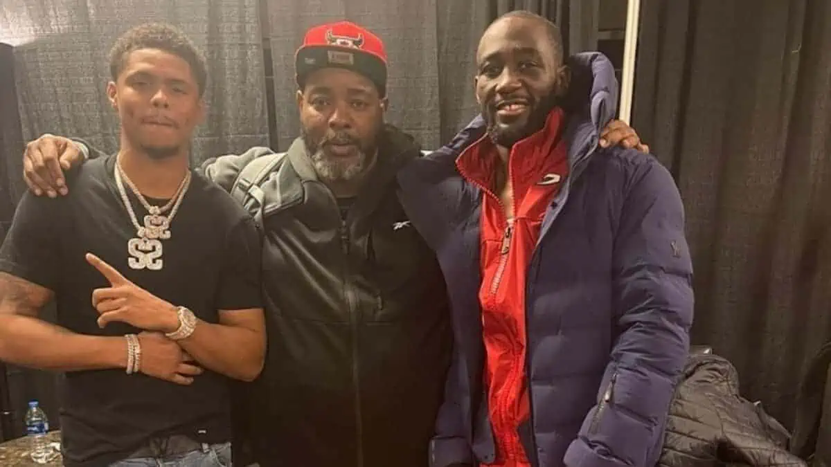 L'entraîneur de Terence Crawford a passé la sécurité britannique avec une arme à feu