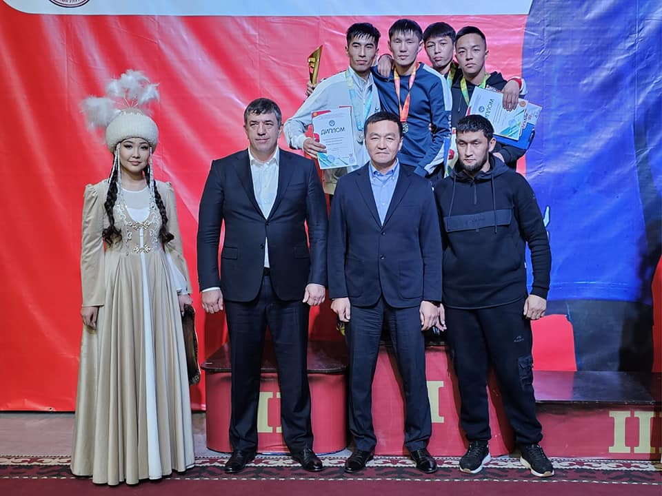 Mirzokhid Imamnazarov a reçu le trophée du meilleur boxeur aux championnats nationaux d'élite du Kirghizistan