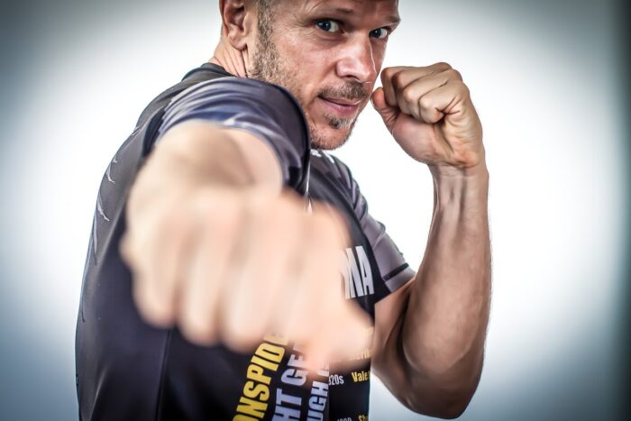 Quels sont les éléments à considérer pour l'évaluation de la performance d'un entraîneur de MMA ?