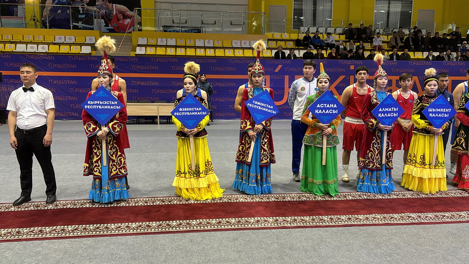 Le tournoi commémoratif de la jeunesse Bekzat Sattarkhanov s'est ouvert avec 49 combats au Turkistan