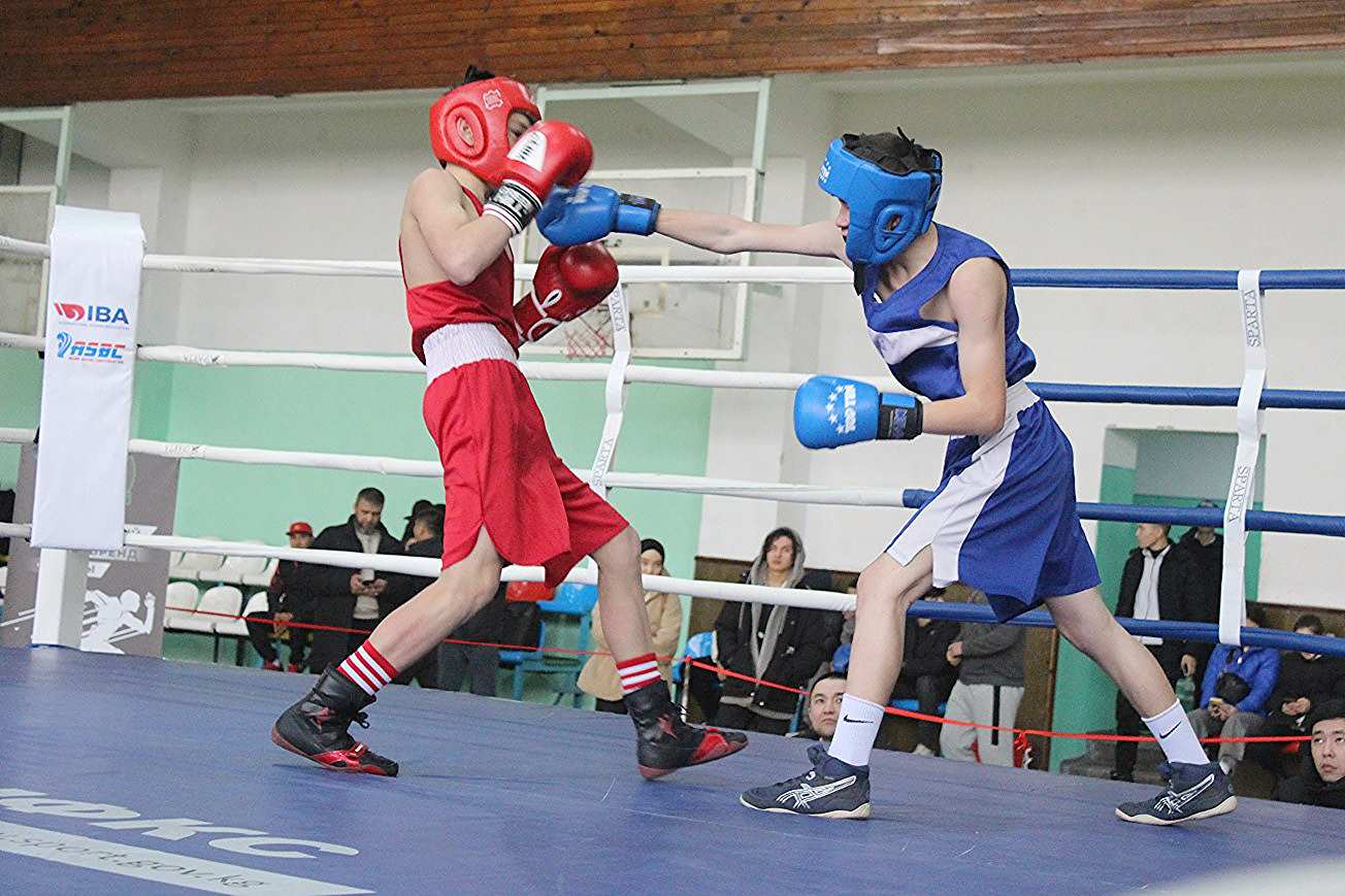 Le champion du monde junior Amantur Dzhumaev a été le meilleur boxeur aux Championnats nationaux de la jeunesse du Kirghizistan