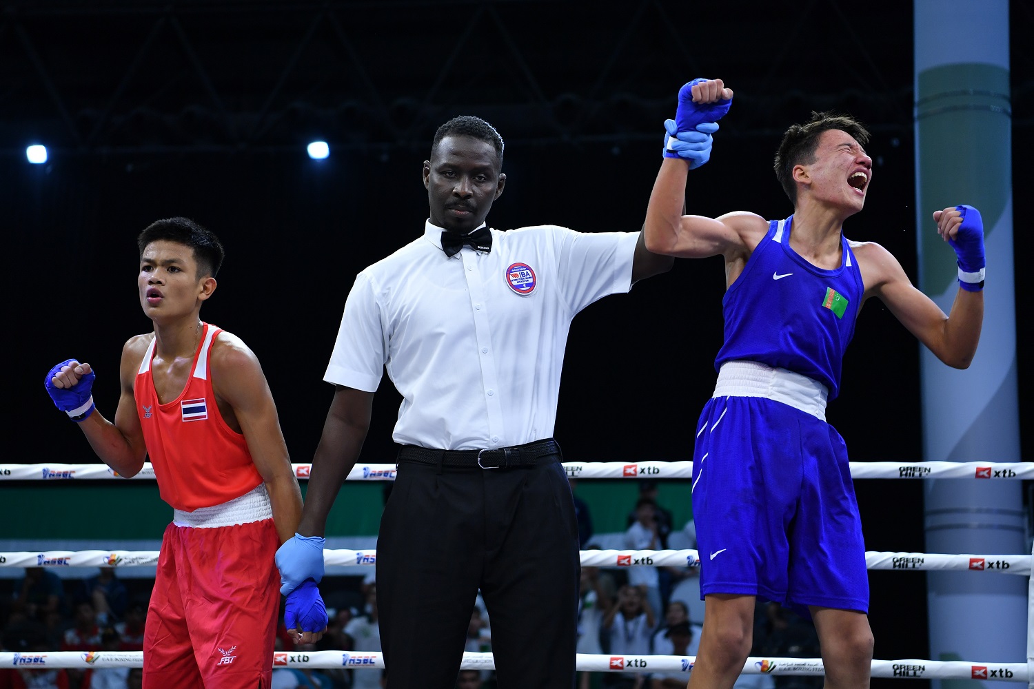 Le numéro 1 du Turkménistan, Begench Kakamyradov, a remporté le combat le plus serré de la séance du soir du jour 2