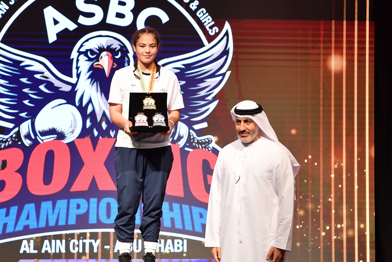 Pleins feux sur la meilleure boxeuse junior d'Al Ain – Alina Kudaigenova du Kazakhstan