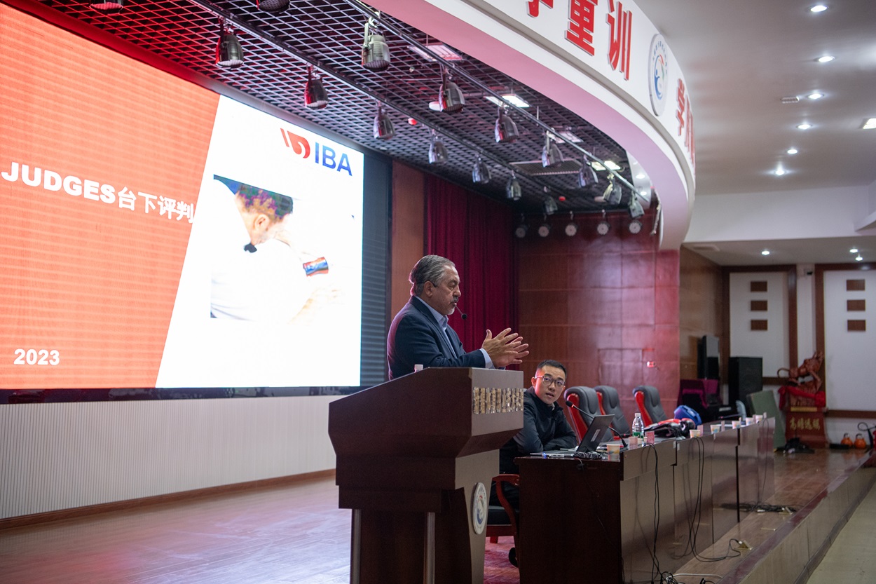 M. Ray Silvas a poursuivi le séminaire R&J avec des sujets passionnants à Urumqi