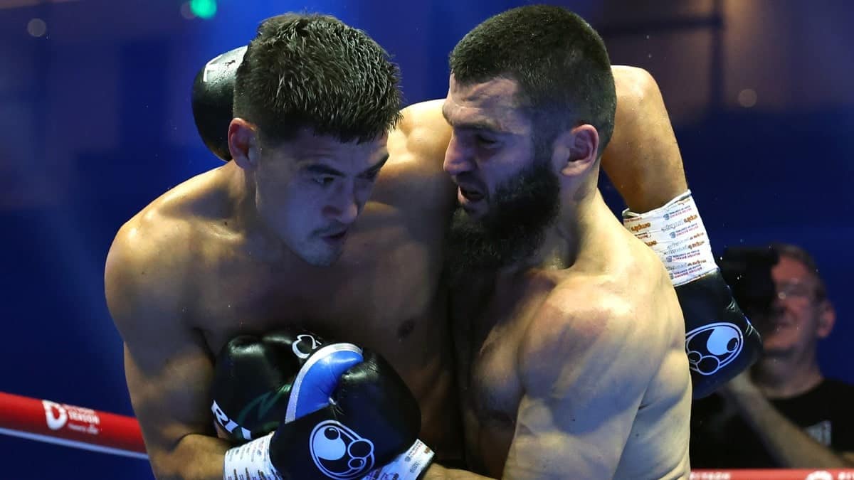 Artur Beterbiev vs Bivol clinch