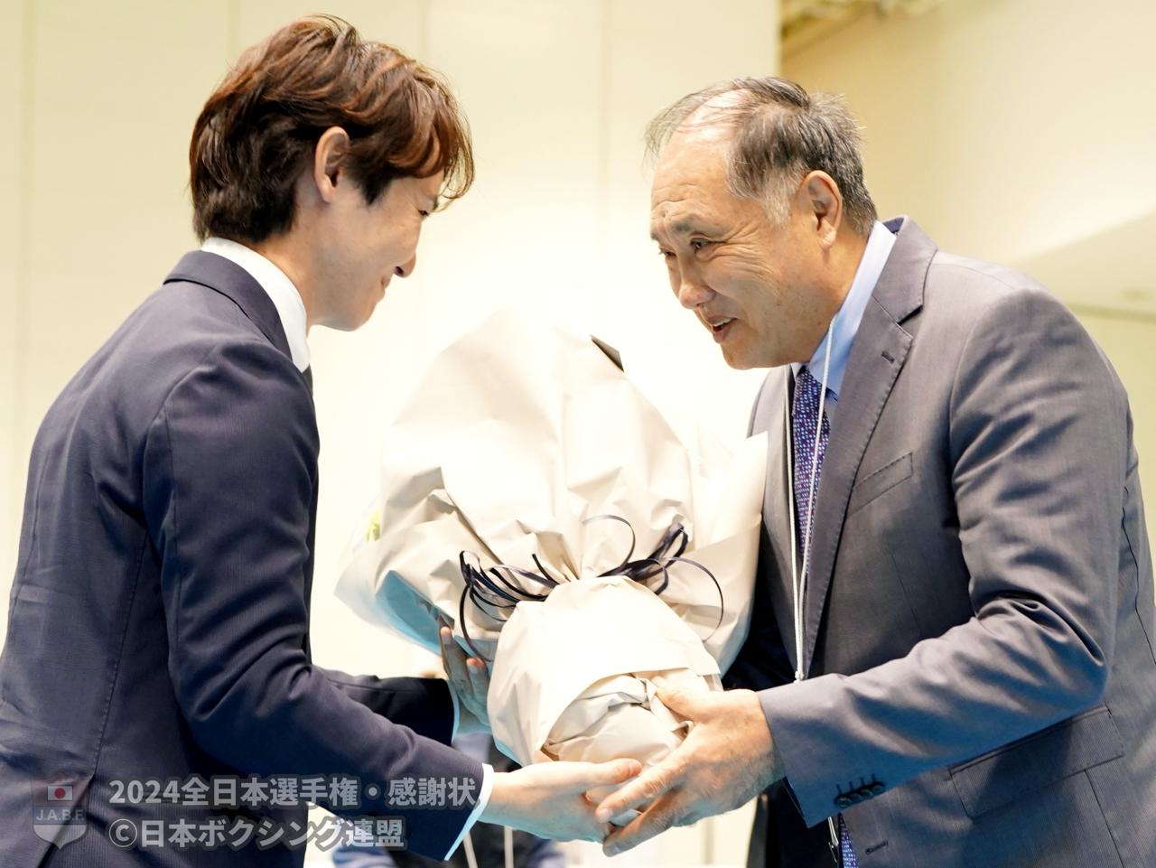 La Fédération japonaise de boxe a organisé une cérémonie d'adieu pour le légendaire M. Vladimir Shin, qui a pris sa retraite à l'âge de 70 ans.