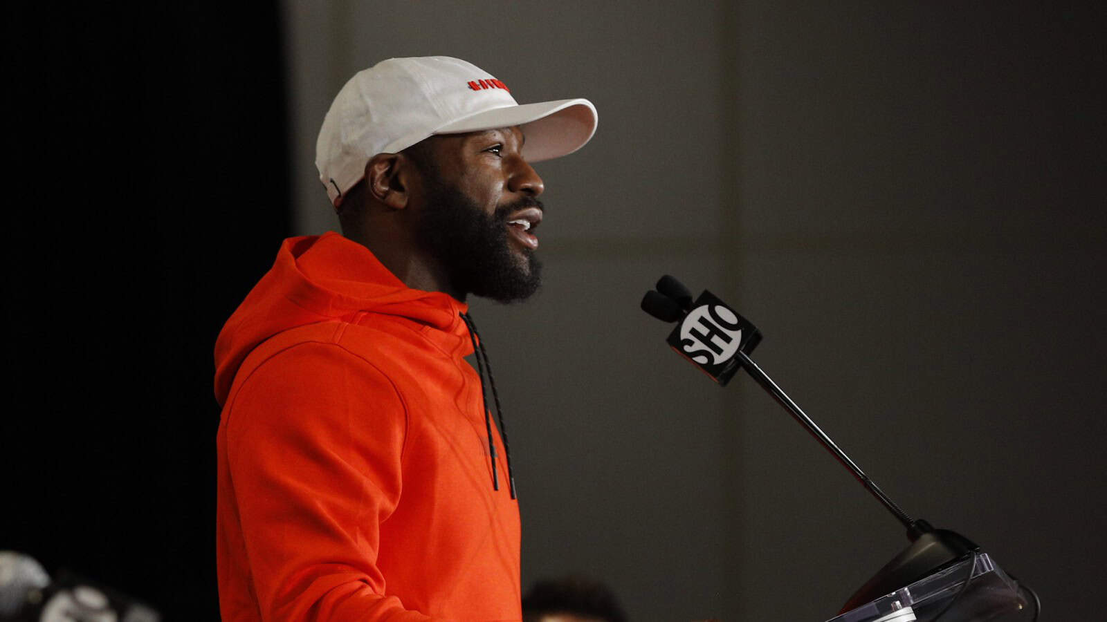 Floyd Mayweather 100 millions de dollars en lois cible coupe le personnel