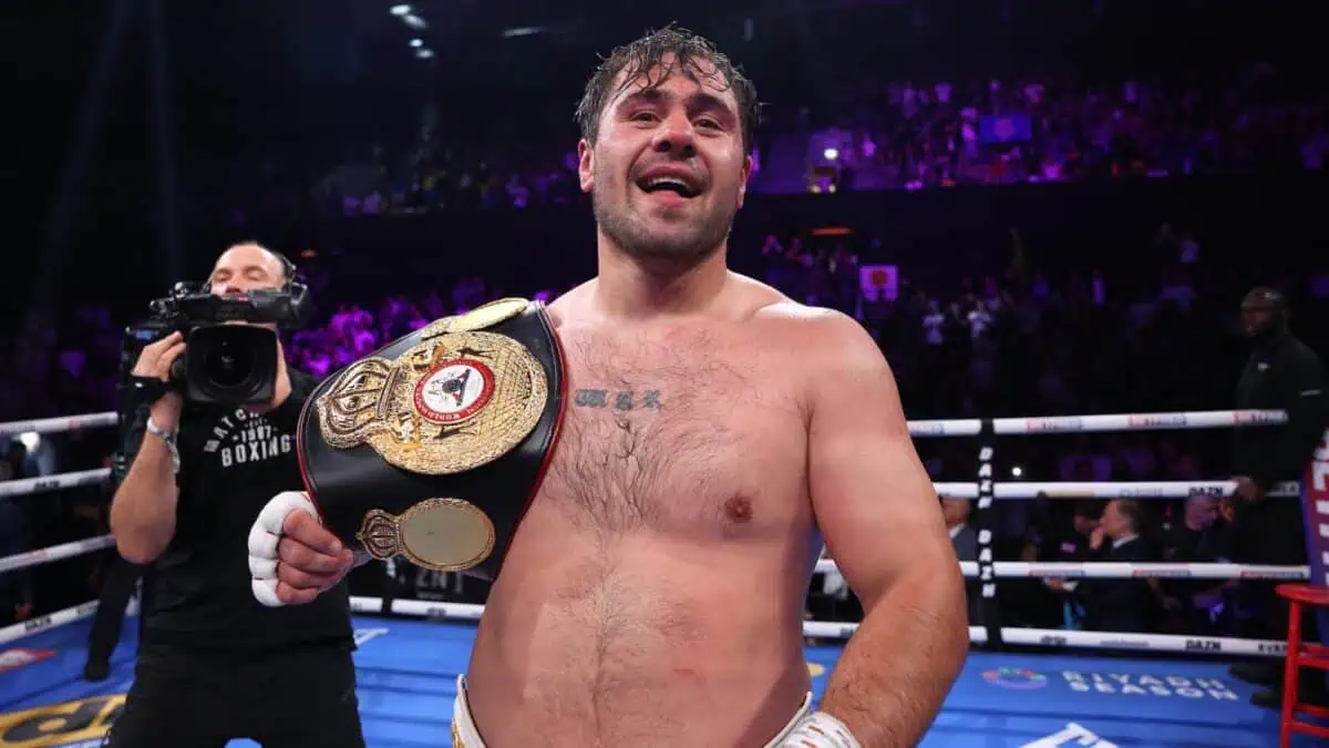 Dave Allen gagne la ceinture des poids lourds