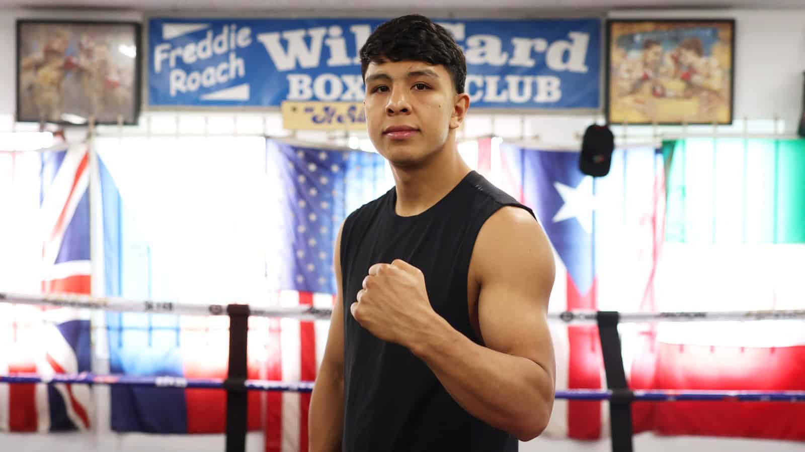 Jaime Munguia vérifie tout pour trouver une coque en panne de médicament