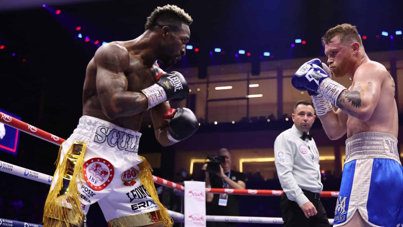 William Scull fights Canelo Alvarez