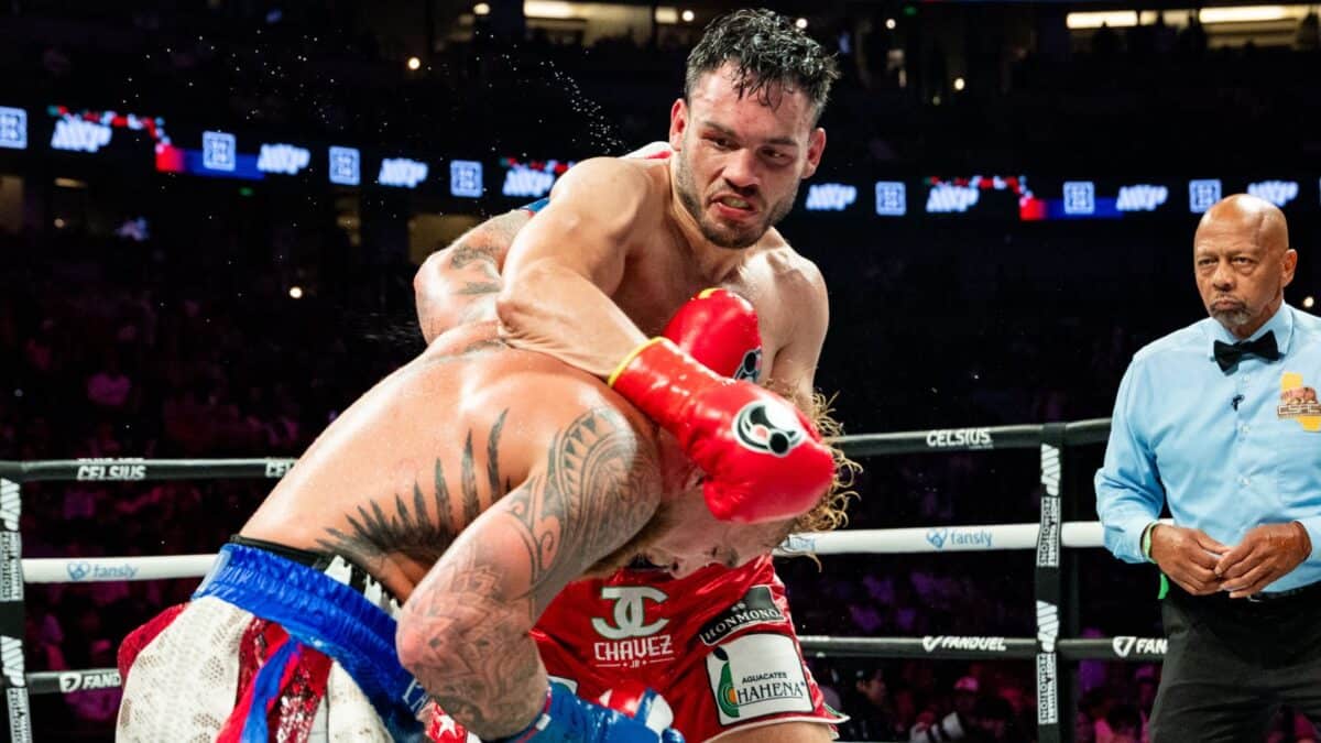 Julio Cesar Chavez Jr. s'affronte contre Jake Paul à Anaheim, en Californie.