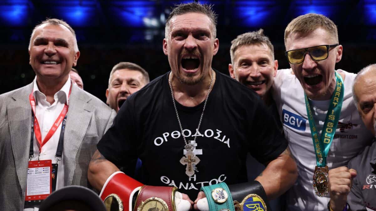 USYK célèbre sa victoire de Dubois Dubois