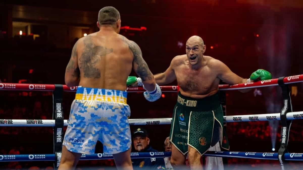 Tyson Fury Goads Usyk dans le coin