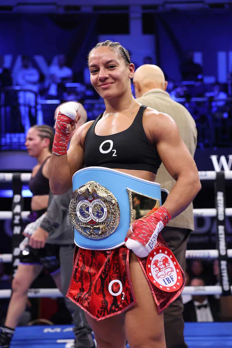 Shannon Ryan célèbre sa victoire contre Chloe Watson
