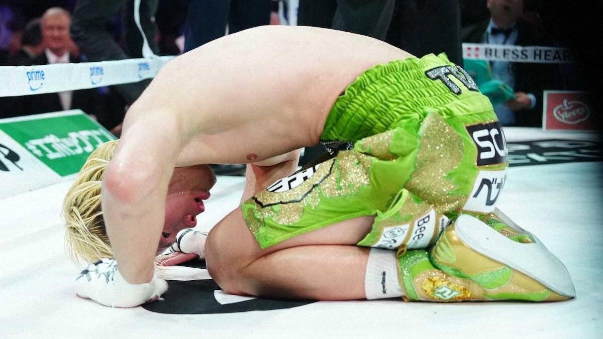 Kickboxer KO par Floyd Mayweather perd finalement, tombe à 53-1