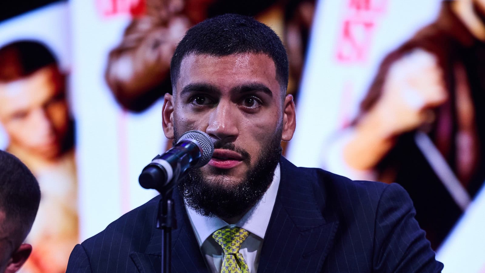 Hamzah Sheeraz fait face à un choix déterminant après que Crawford ait quitté le titre WBO