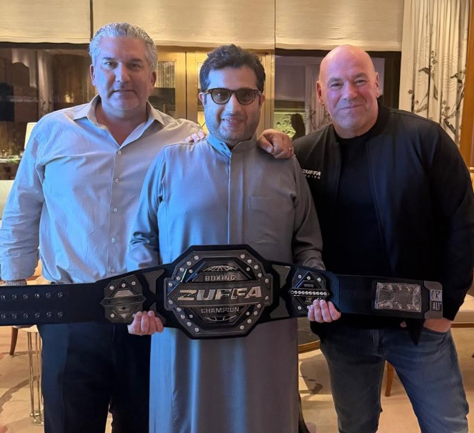 Turki Alalshikh tient la nouvelle ceinture de championnat Zuffa Boxing de forme octogonale aux côtés de Dana White et Nick Khan à Las Vegas