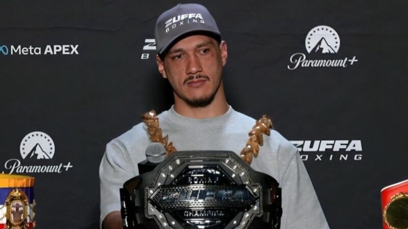 Jai Opetaia avec la ceinture de championnat Zuffa cruiserweight lors d'une conférence de presse après le différend IBF