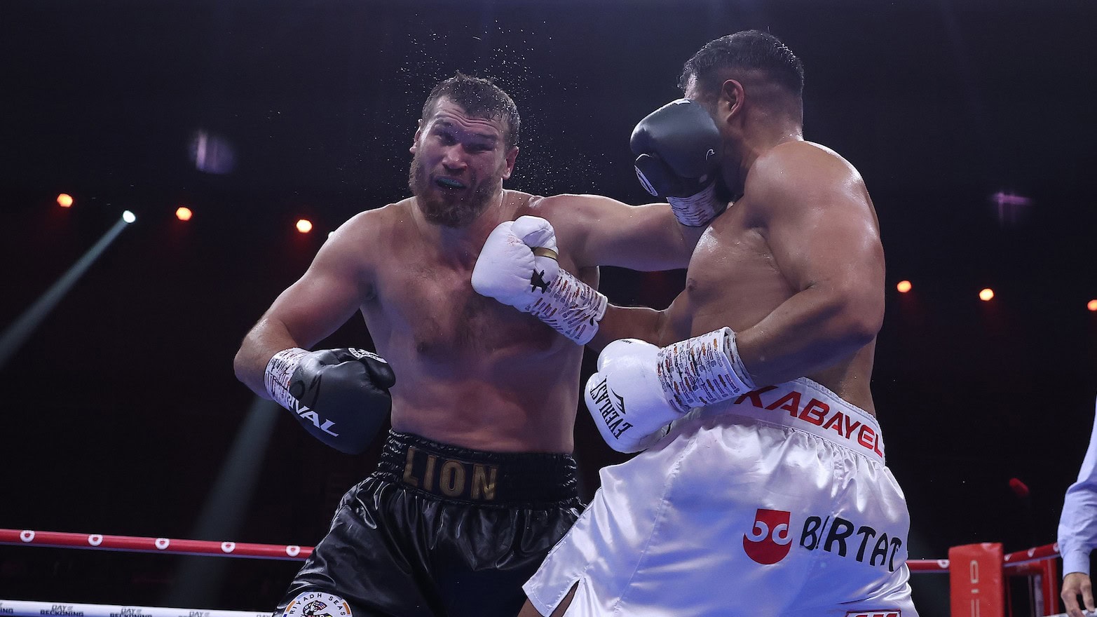 Agit Kabayel lands a punch on Arslanbek Makhmudov during their Riyadh Season heavyweight fight