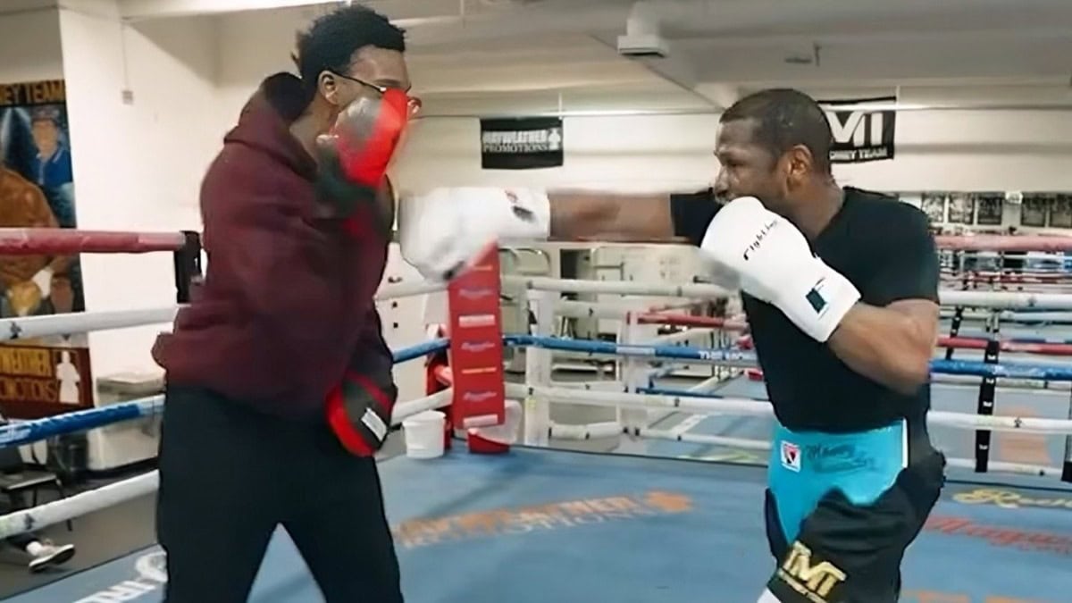 Floyd Mayweather trains in the gym ahead of his Manny Pacquiao rematch at age 49