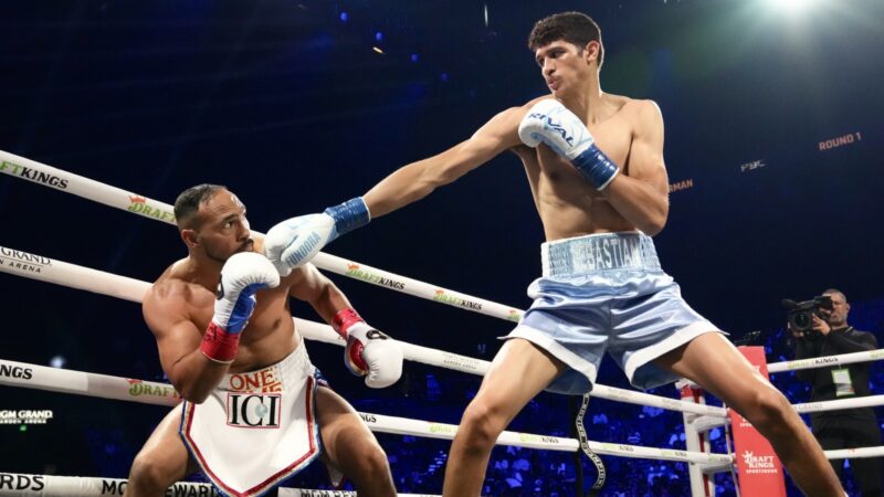 Sebastian Fundora frappe longuement Keith Thurman lors de leur combat pour le titre WBC des super-moyens à Las Vegas