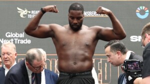 Lawrence Okolie pèse dans un tank pour son combat sur l'undercard Usyk vs Dubois 2