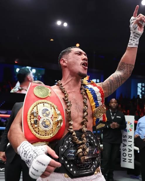 Jai Opetaia célèbre sa victoire au titre Zuffa Cruiserweight