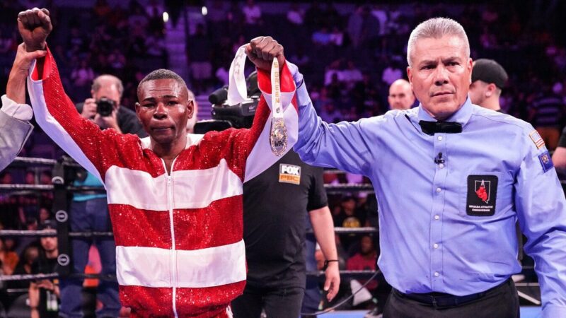 Guillermo Rigondeaux célèbre sa victoire sur le ring lors de sa carrière de champion