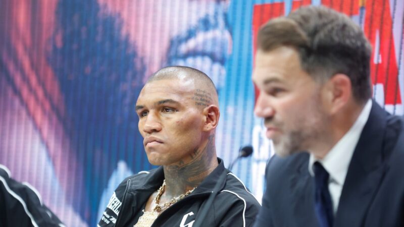 Conor Benn est assis aux côtés du promoteur Eddie Hearn lors d'une conférence de presse Matchroom
