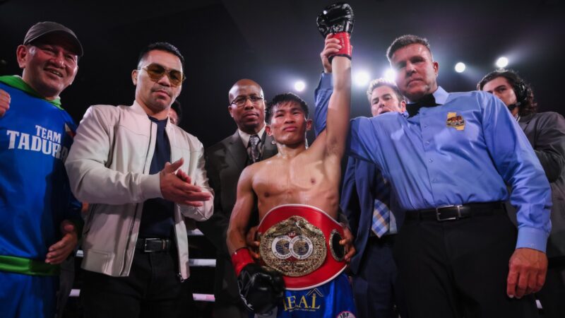 Pedro Taduran célèbre après avoir défendu son titre mondial IBF des poids minimum à Temecula