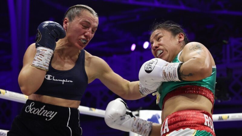 Ellie Scotney donne un coup de poing à Mayelli Flores lors de leur combat incontesté pour le titre des super coq
