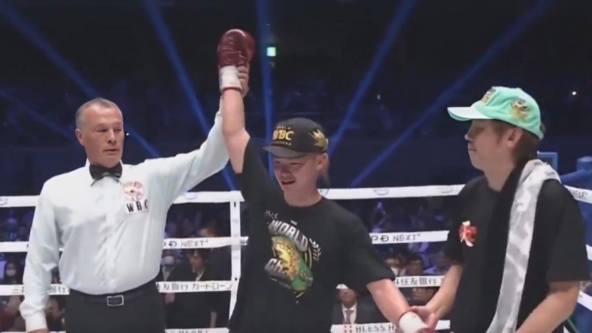 Tenshin Nasukawa celebrates after forcing Juan Francisco Estrada to retire following nine rounds.