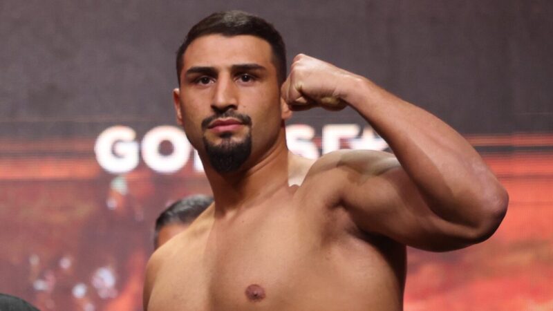 Agit Kabayel pose avant un match de la saison à Riyad