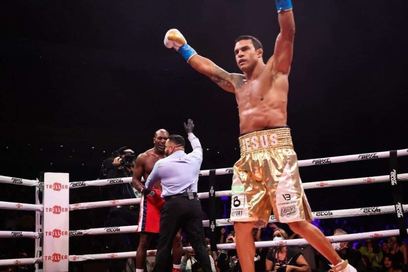Vitor Belfort gagne et célèbre après avoir battu Evander Holyfield
