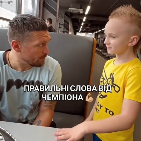 Le jeune boxeur David Dybov rencontre Oleksandr Usyk