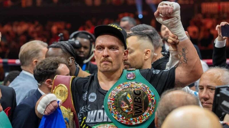 Usyk porte toutes les ceintures de titre en tant que champion incontesté des poids lourds