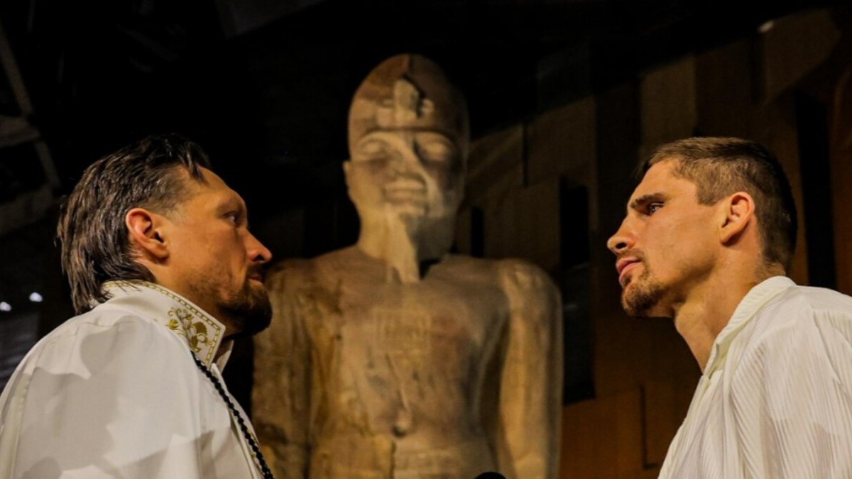 Oleksandr Usyk and Rico Verhoeven face off in front of an Egyptian statue during fight week in Giza