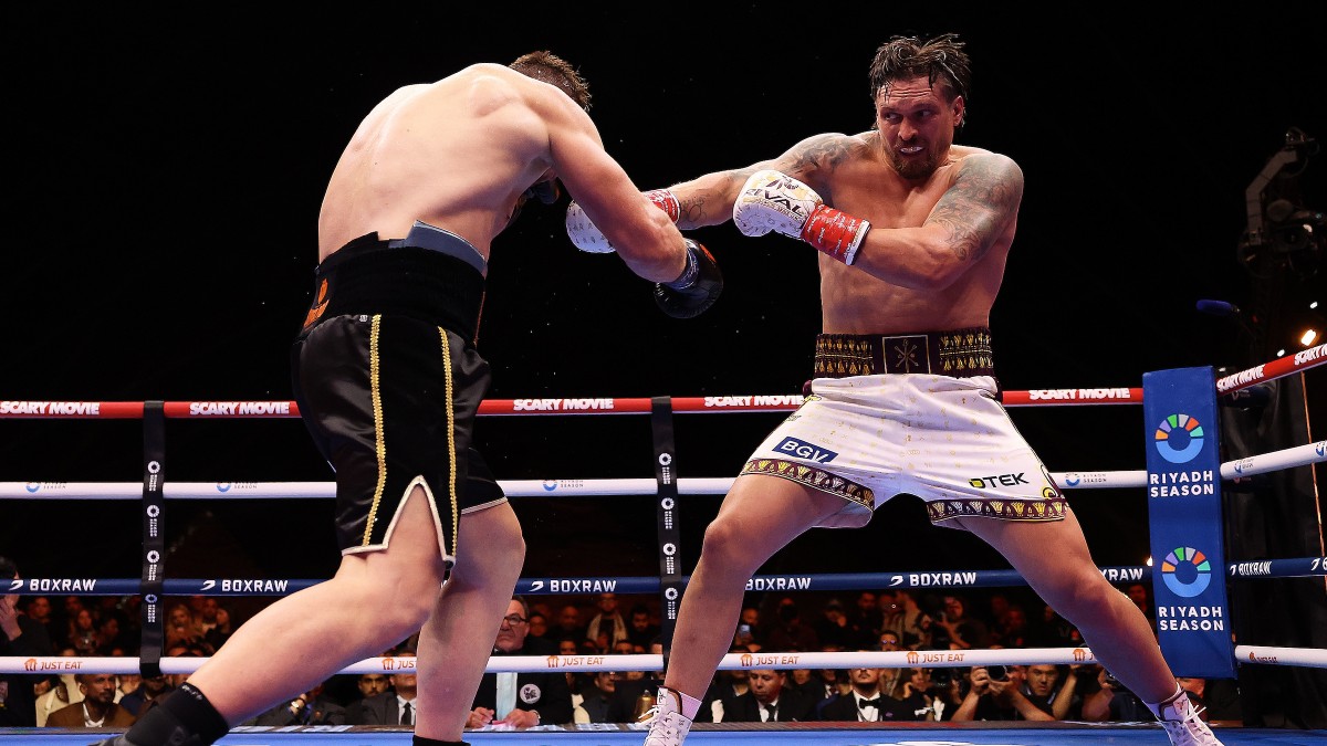 Rico Verhoeven pressures Oleksandr Usyk before controversial stoppage in Egypt