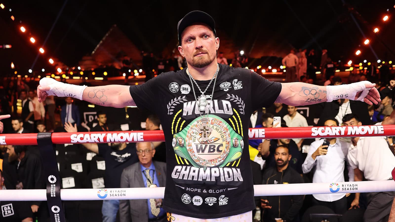 Oleksandr Usyk celebrates after defeating Rico Verhoeven beneath the Pyramids in Egypt