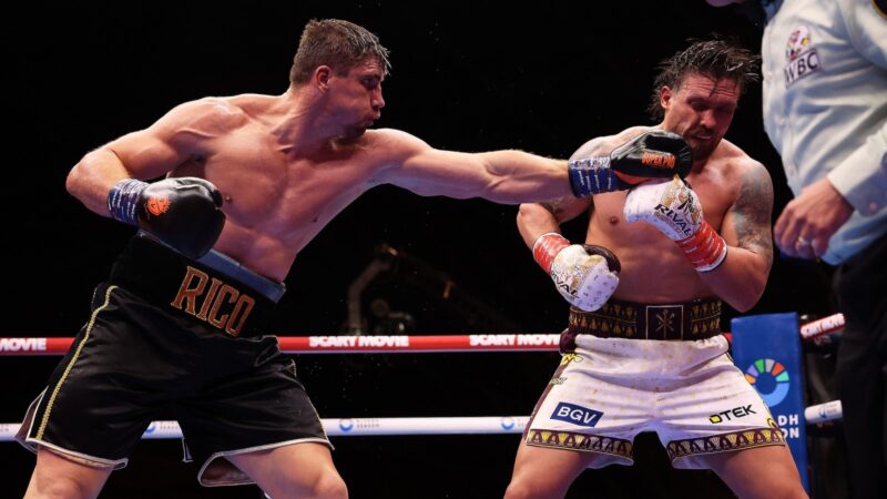 Rico Verhoeven donne un coup de poing à Oleksandr Usyk lors de leur combat pour le titre des poids lourds sous les pyramides en Égypte