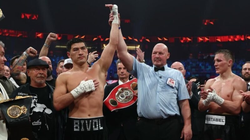 Dmitry Bivol célèbre sa victoire sur Michael Eifert après avoir défendu ses titres mondiaux des mi-lourds à Ekaterinbourg, en Russie.