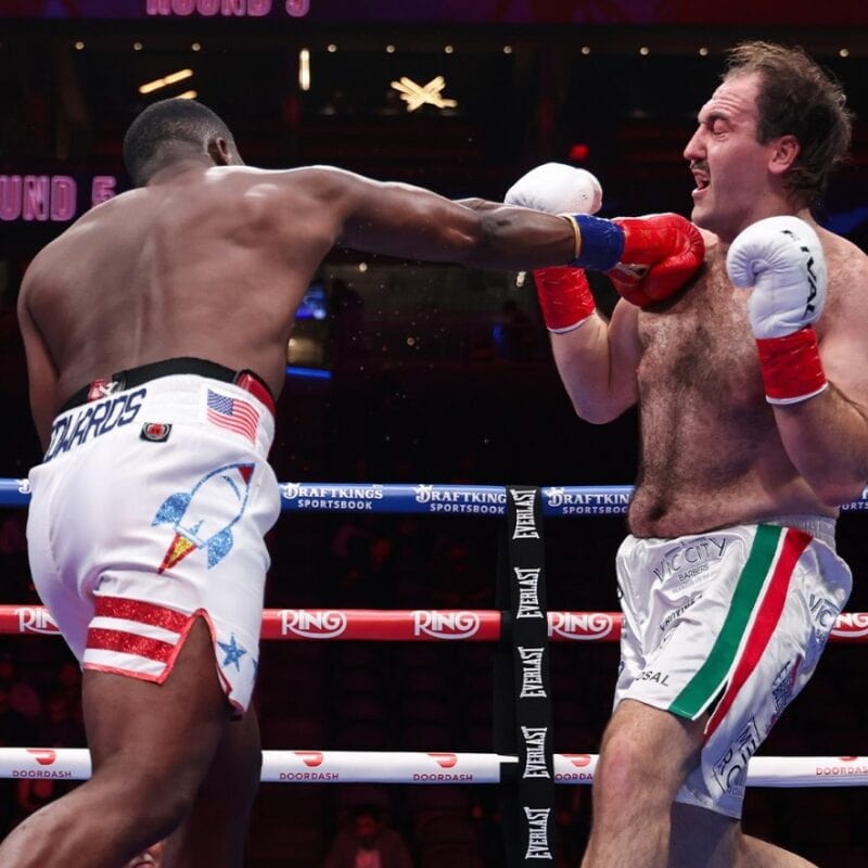 Joshua Edwards pose la main droite sur Brandon Colantonio lors de leur combat des poids lourds à Las Vegas