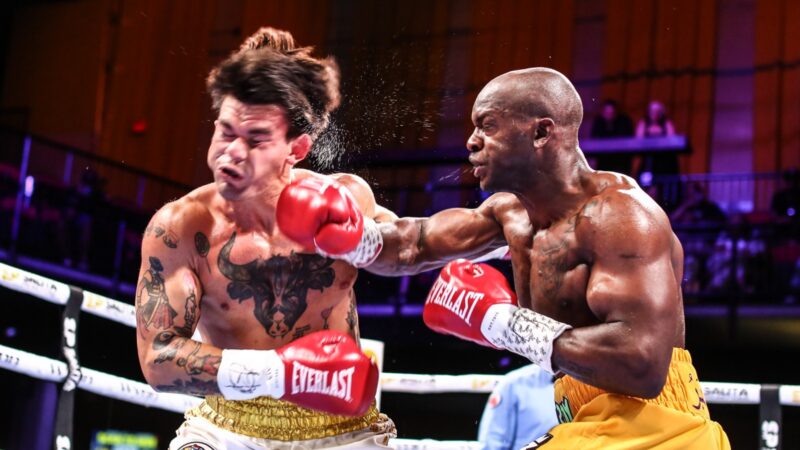 Troy Isley pose la main droite sur Leonardo Di Stefano lors de leur combat des poids moyens à Grand Rapids, Michigan