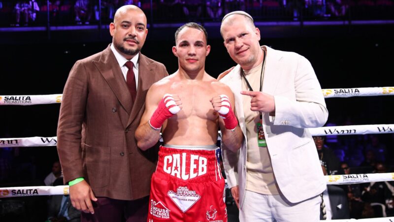 Caleb Tirado pose sur le ring aux côtés de Dmitriy Salita après sa victoire à Grand Rapids
