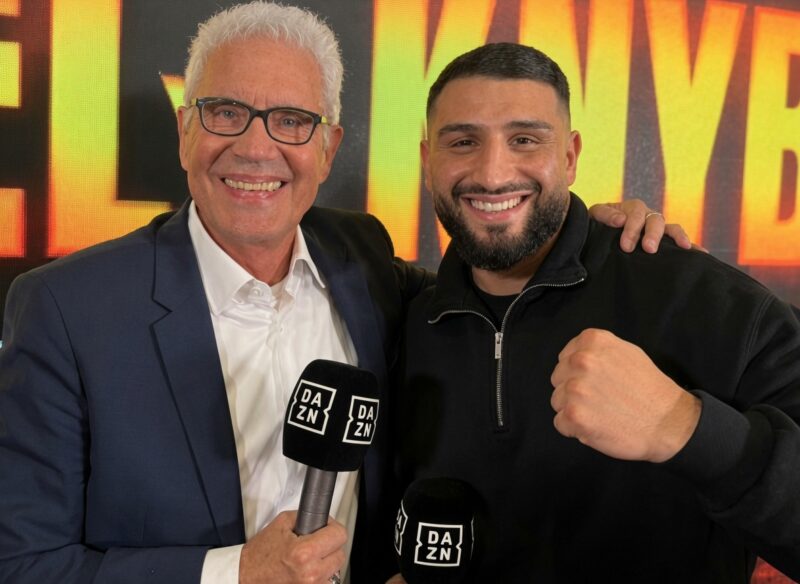 Bernd Boente et Agit Kabayel lors d'une émission DAZN avant l'ascension du prétendant poids lourd au titre de champion du monde WBC