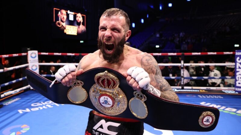 Anthony Cacace célèbre après avoir battu Jazza Dickens pour remporter le titre WBA des super poids plume à Dublin